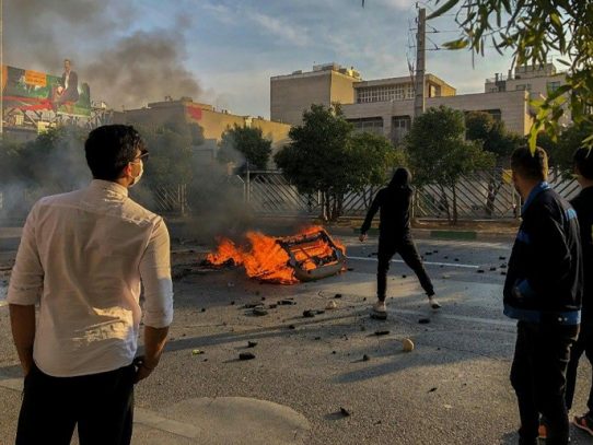 Un muerto en manifestaciones en Irán contra el aumento del precio de la gasolina