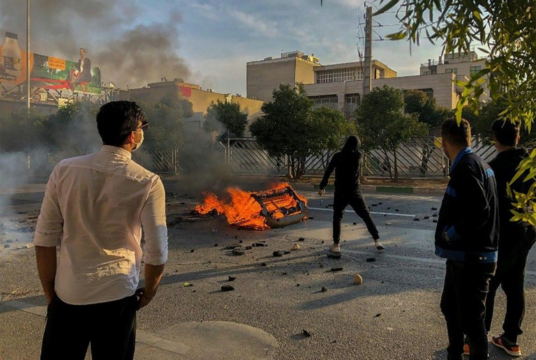 Un muerto en manifestaciones en Irán contra el aumento del precio de la gasolina