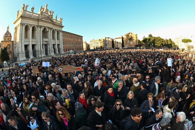 Enorme banco de "sardinas" antifascistas se manifiesta en Roma