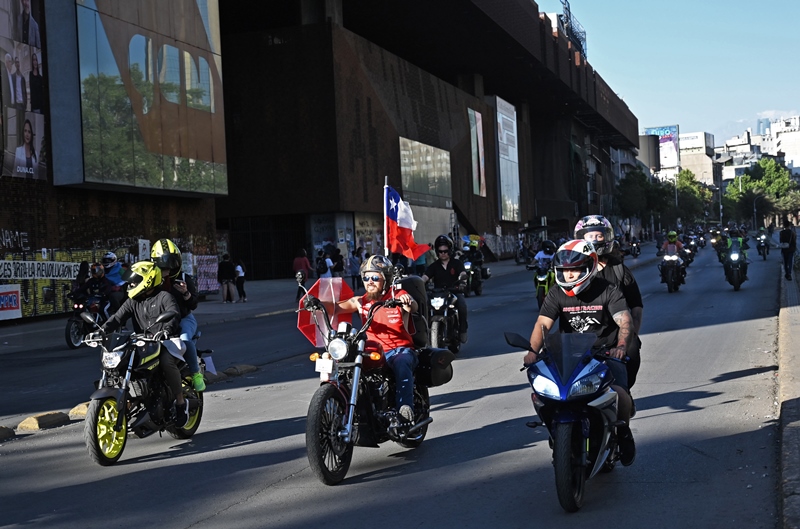 En familia, en motocicleta y a pie, los chilenos protestan pacíficamente