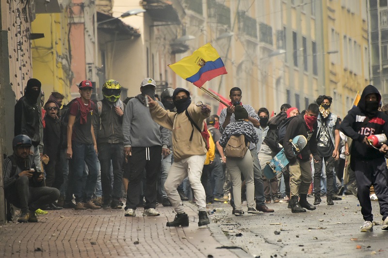 Las protestas hacen que el presidente de Ecuador se aleje de la capital