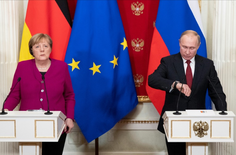 Merkel y Putin llaman a reducir la tensión en Libia y a una conferencia de paz