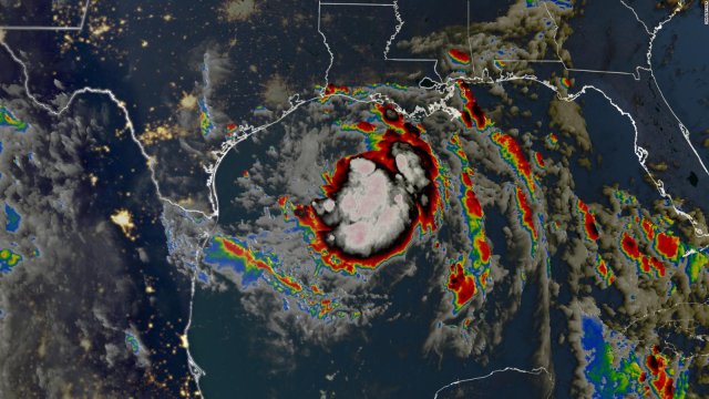 Hanna se degrada a tormenta tropical al pasar por un Texas doblegado por la pandemia