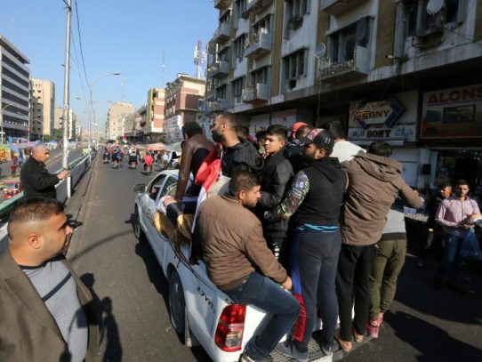 Los iraquíes siguen en las calles pese al anuncio de dimisión del primer ministro