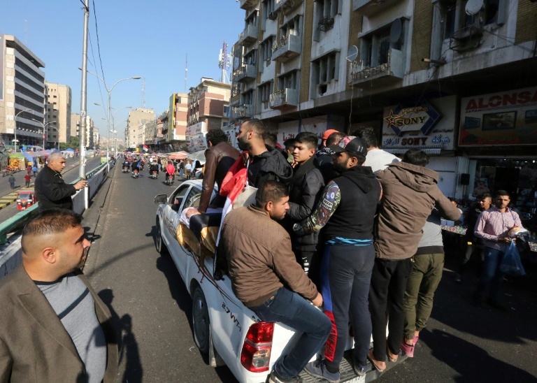 Los iraquíes siguen en las calles pese al anuncio de dimisión del primer ministro