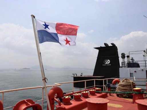 Petrolero con bandera panameña es atacado en el Mar Rojo