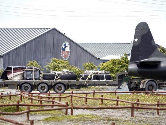 Restos de víctimas de avión chileno llegan a base militar en Punta Arenas