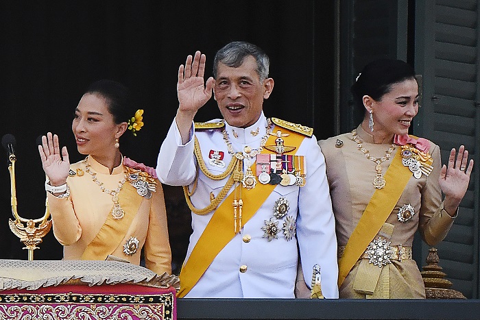 Rey de Tailandia despide a seis funcionarios de palacio por "actos malvados"