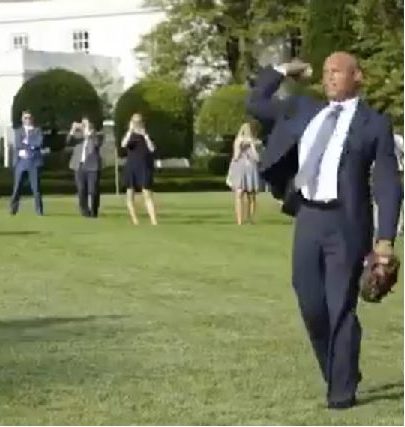 Mariano Rivera juega béisbol con Trump en los jardines de la Casa Blanca
