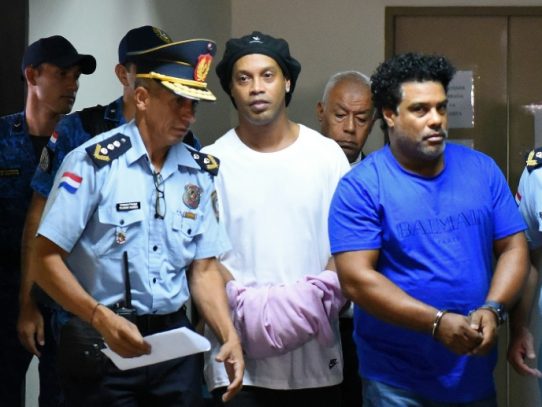 Ronaldinho sale de la cárcel de Paraguay y seguirá su proceso en un hotel