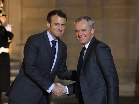 Cae el número dos del gobierno francés por escándalo de gastos fastuosos