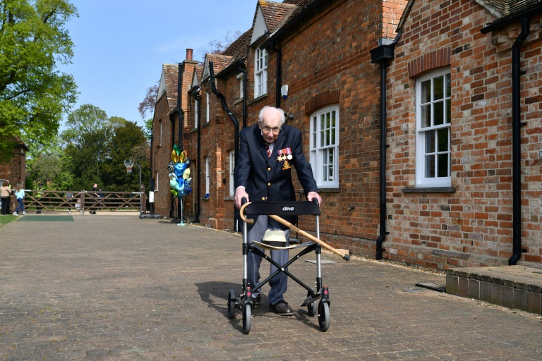 Un británico de 99 años, "héroe" tras recolectar millones de libras para la salud pública