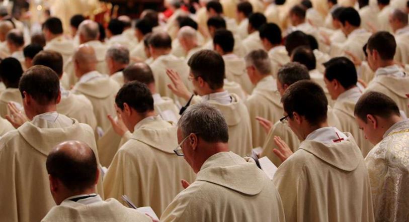 Vaticano analiza posibilidad de que sacerdotes sean casados