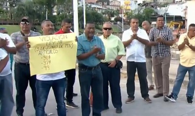 Capitanes de la Policía protestan, exigen el pago de sus jubilaciones