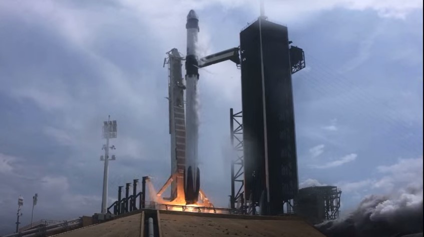 Histórico despegue de cohete de SpaceX pone a dos astronautas rumbo al espacio