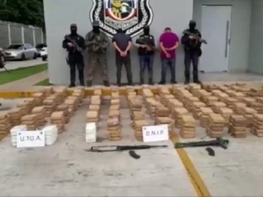 Decomisan 570 paquetes de presunta droga y fusiles de guerra en Juan Díaz