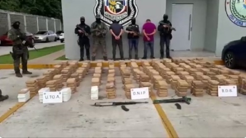 Decomisan 570 paquetes de presunta droga y fusiles de guerra en Juan Díaz