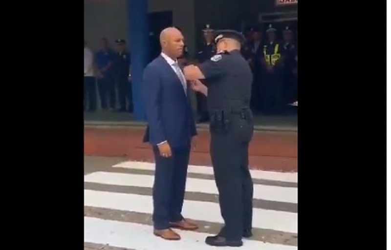 Otorgan a Mariano Rivera la Medalla de Honor de la Policía Nacional