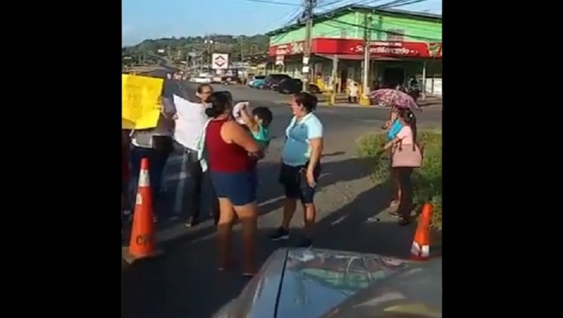 Manifestantes cierran la vía interamericana a la altura de La Pesa en La Chorrera