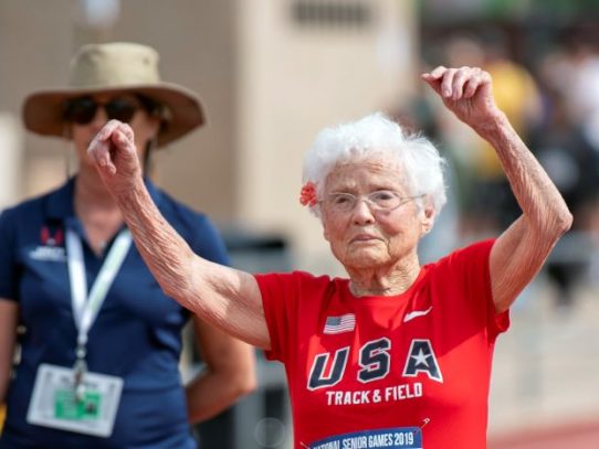 Ella tiene 103 años y acaba de correr los 100 metros planos