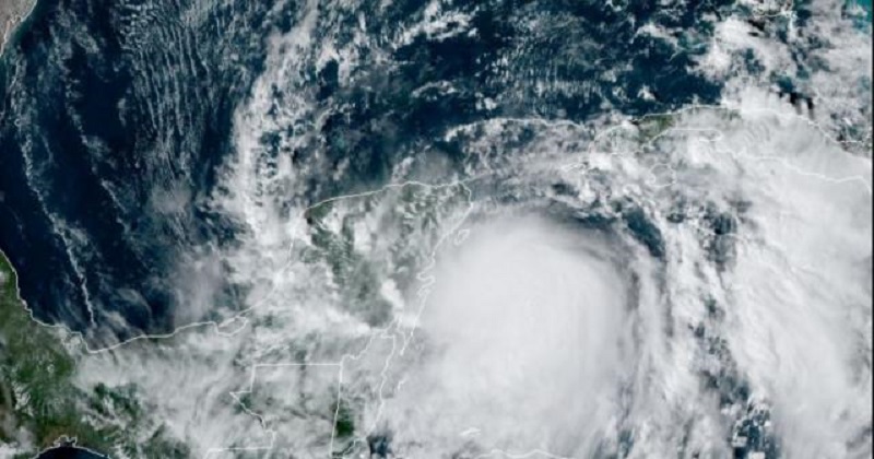 Zeta se degrada a tormenta tropical tras tocar tierra en el Caribe mexicano