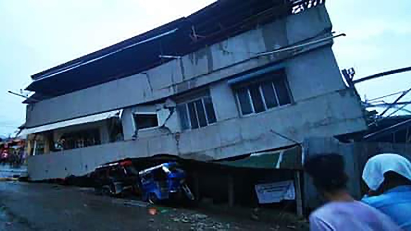 Un muerto y decenas de heridos en un fuerte sismo en Filipinas
