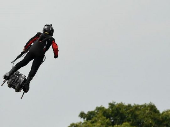 Inventor del flyboard se roba el espectáculo en Francia en Día de la Bastilla