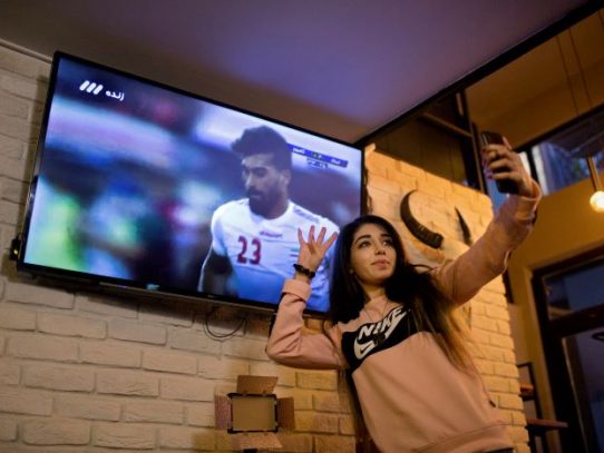 El sueño de una iraní fanática del futbol se hace realidad sin ella