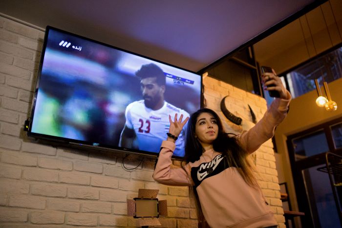 El sueño de una iraní fanática del futbol se hace realidad sin ella