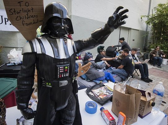 Fanáticos acampan en cine de Los Ángeles a una semana para el estreno de Star Wars
