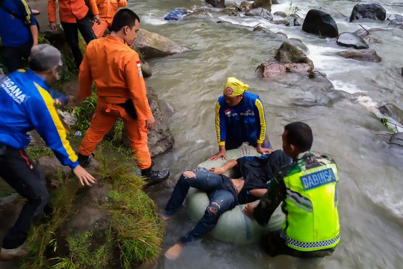 Al menos 27 muertos al caer un autobús por un barranco en Indonesia