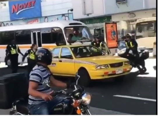 Taxista intenta atropellar a policías en la Cinta Costera