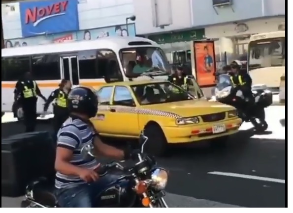 Taxista intenta atropellar a policías en la Cinta Costera