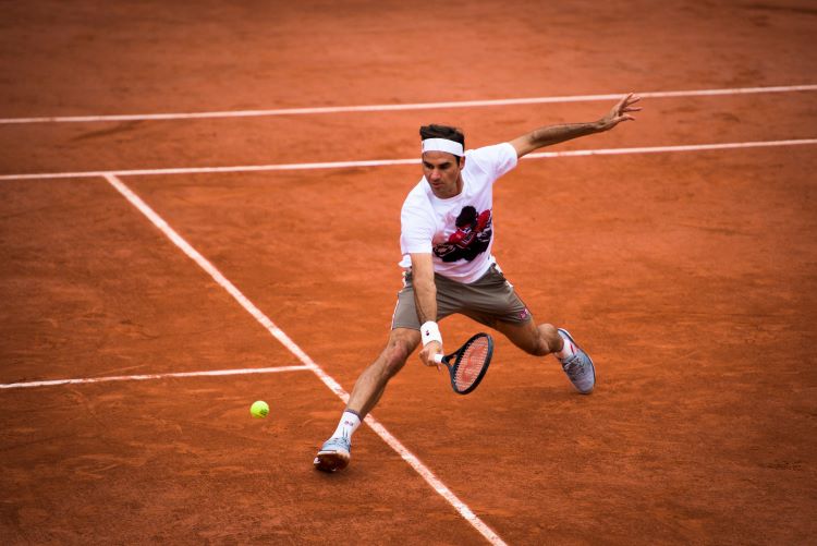 Federer regresa a Roland Garros con victoria, la 'Armada' española viento en popa