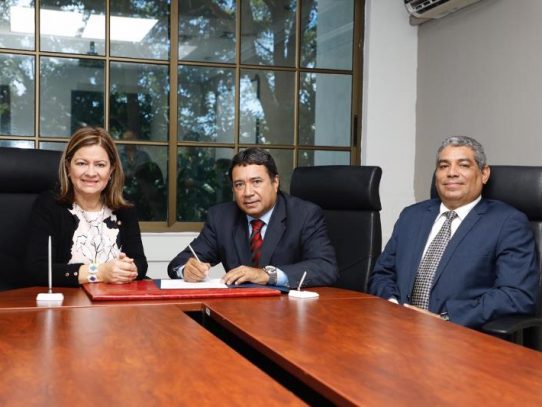 Guillermo Antonio Torres toma posesión como director del Idaan