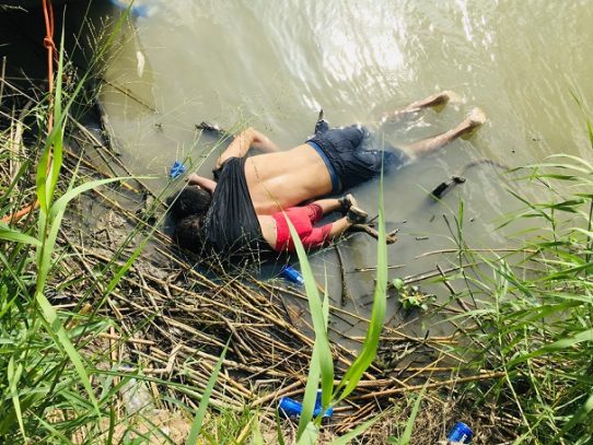 La imagen de un padre y su hija ahogados al cruzar el río Bravo captura la tragedia de quienes arriesgan todo