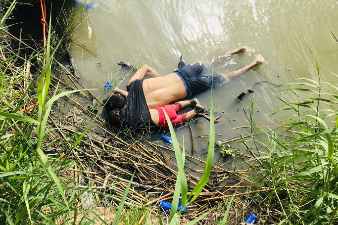 La imagen de un padre y su hija ahogados al cruzar el río Bravo captura la tragedia de quienes arriesgan todo