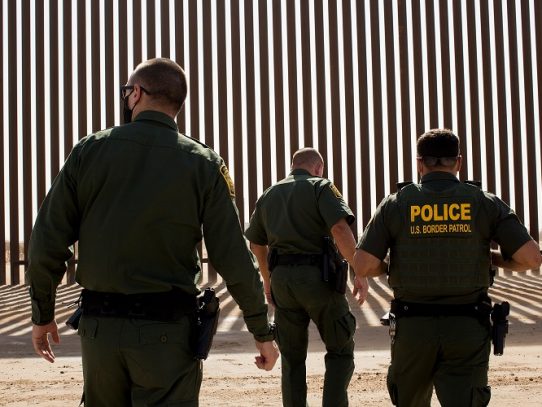 Informantes afirman que mexicanos armados fueron ingresados de contrabando para vigilar el muro fronterizo