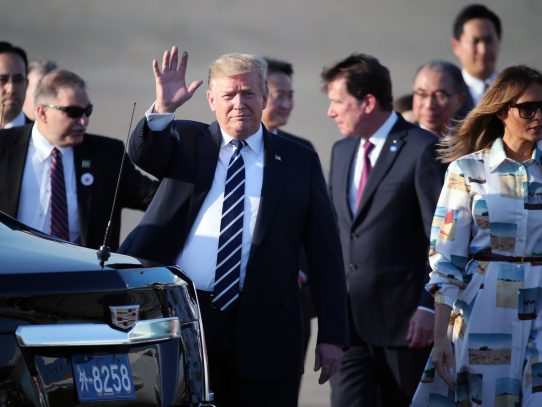 Trump llega a Japón para gira oficial de cuatro días