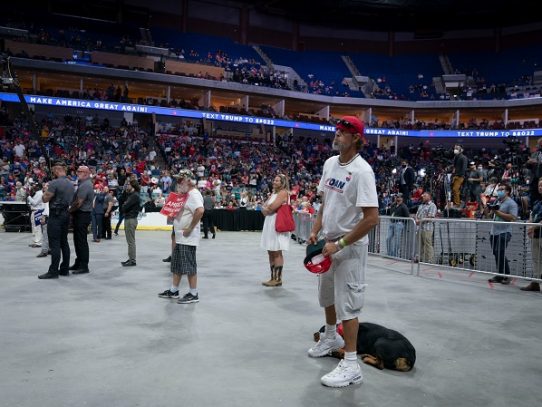 Donald Trump, conmocionado ante un mitin lleno de asientos vacíos en Tulsa