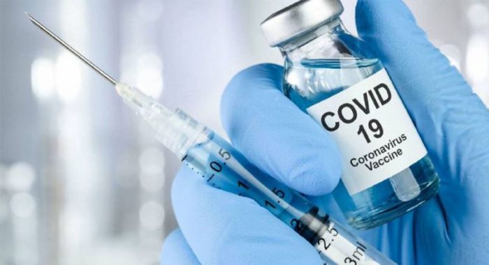 Trump eleva su apuesta por pronta vacuna de covid-19 y contradice a experto