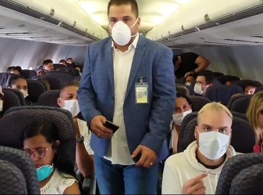 Sale vuelo humanitario de Panamá a Venezuela con 148 pasajeros