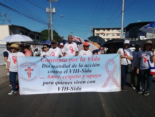 Voluntarios de Casa Hogar El Buen Samaritano marchan en el Día Mundial de la Lucha contra el VIH-SIDA