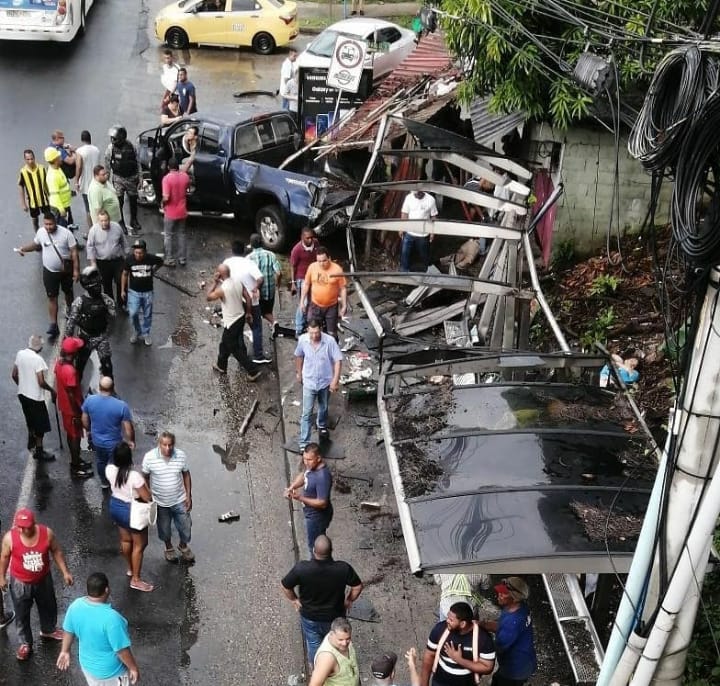 Vehículo se estrella contra una parada en Villa Lorena, se reportan varios heridos