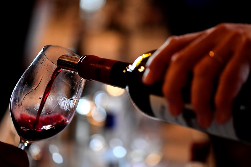 El vino tinto podría enriquecer la flora intestinal, según estudio