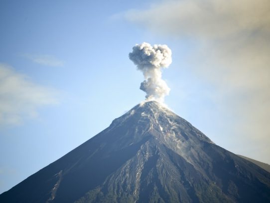 Declaran inhabitables tres comunidades por amenaza de volcán en Guatemala