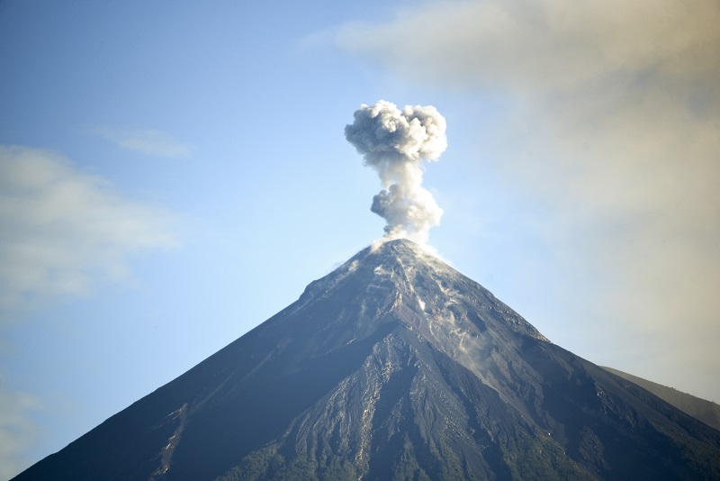 Declaran inhabitables tres comunidades por amenaza de volcán en Guatemala