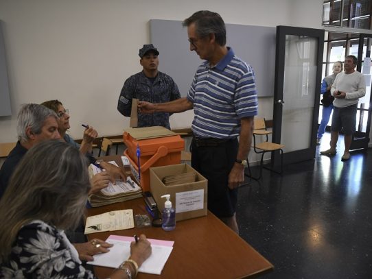 Uruguay a la espera de recuento de votos para definición presidencial