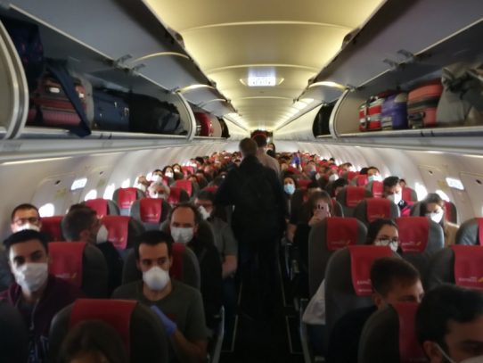 Iberia será denunciada por violar las normas antivirus en un vuelo