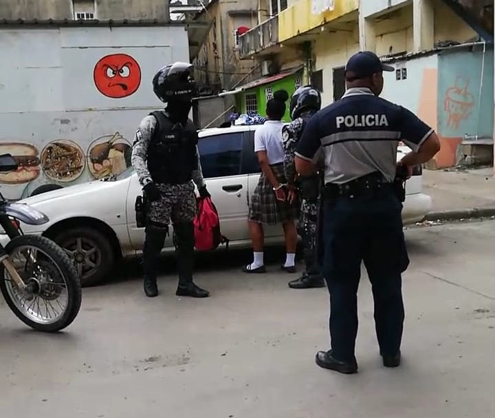 Detienen a estudiante con arma de fuego tras balacera cerca de colegio Rufo A. Garay en Colón